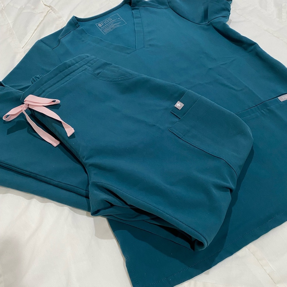 FIGS scrubs set